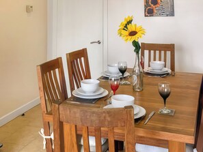 Dining - 2 bedroom accommodation in Sutton-In-Craven, near Skipton (Sutton-In-Craven, near Skipton)