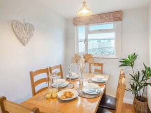 Dining - 3 bedroom accommodation in Llandanwg, near Harlech (Llandanwg, near Harlech)