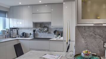 Dishwasher, cookware/dishes/utensils