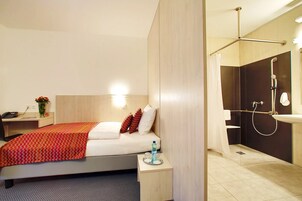 Single Room | Desk, laptop workspace, blackout drapes, iron/ironing board
