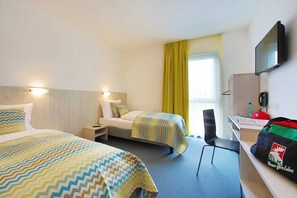 Desk, laptop workspace, blackout drapes, iron/ironing board (on request) - ART HOTEL SPIELBERG (Spielberg)