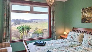 2 bedrooms, free WiFi, bed sheets - 2 bedroom accommodation in Comrie, near Crieff (Comrie, near Crieff)