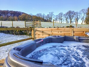 Outdoor spa tub - 2 bedroom accommodation in Comrie, near Crieff (Comrie, near Crieff)