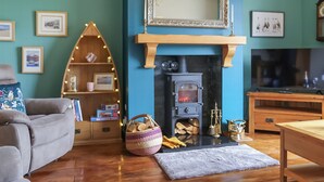 TV, fireplace - 2 bedroom accommodation in Comrie, near Crieff (Comrie, near Crieff)