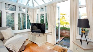 TV - Rock House Apartment (Torquay)