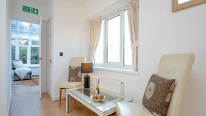 TV - Rock House Apartment (Torquay)