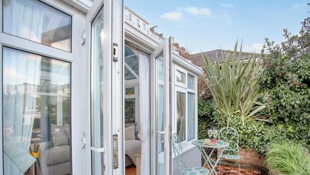 Outdoor dining - Rock House Apartment (Torquay)