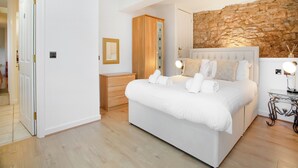 1 bedroom, WiFi (free), bed sheets - Rock House Apartment (Torquay)
