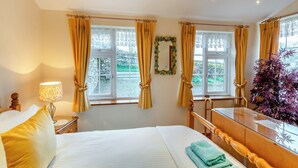4 bedrooms, WiFi (free), bed sheets - 2 steps to entrance. (Simonstone, near Hawes)