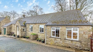 Exterior - 2 steps to entrance. (Simonstone, near Hawes)