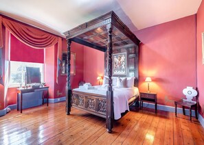 10 bedrooms, free WiFi - Oxnead Hall is a breathtaking historic estate that blends grandeur with charm. (Oxnead, near Brampton)