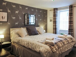 4 bedrooms, free WiFi - 4 bedroom accommodation in Falkland (Falkland)
