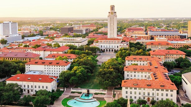 A campus with red-roofed buildings, a central fountain, and a tall tower. - Charming 1-bedroom Guesthouse in Central Austin (Austin)