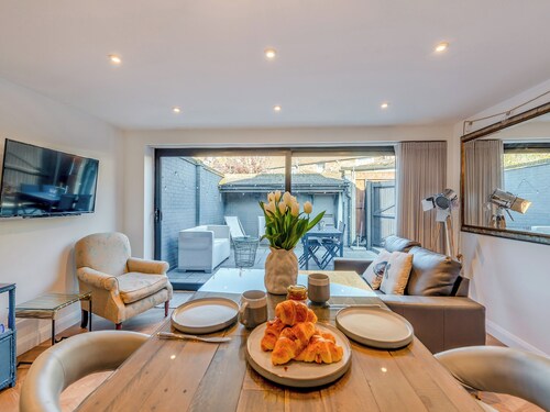 Stunning little gem very close to the beach and high street action.