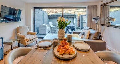 Stunning little gem very close to the beach and high street action.