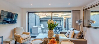 Stunning little gem very close to the beach and high street action.
