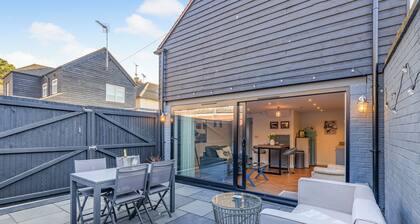 Stunning little gem very close to the beach and high street action.