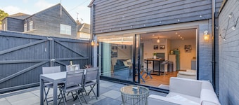Stunning little gem very close to the beach and high street action.
