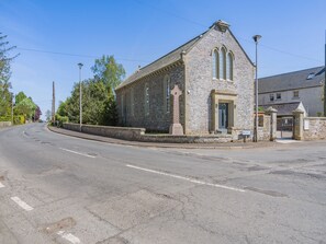 A stone building with a cross, a gate, and a sign reading 'Gordon 6'. - 5 bedroom accommodation in Duns (Duns)