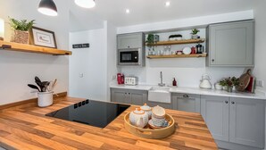 Eine moderne Küche mit einer Holzarbeitsplatte, eingebauten Geräten und einem minimalistischen Design.