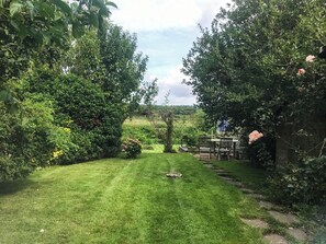 Outdoor dining - 2 bedroom accommodation in Canterbury (Canterbury)