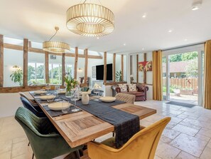 Interior - 4 bedroom accommodation in Tacolneston (Tacolneston)