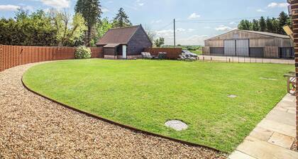 4 bedroom accommodation in Tacolneston