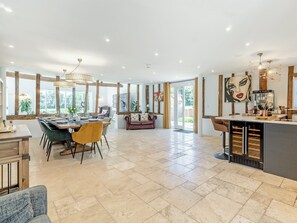 Dining - 4 bedroom accommodation in Tacolneston (Tacolneston)