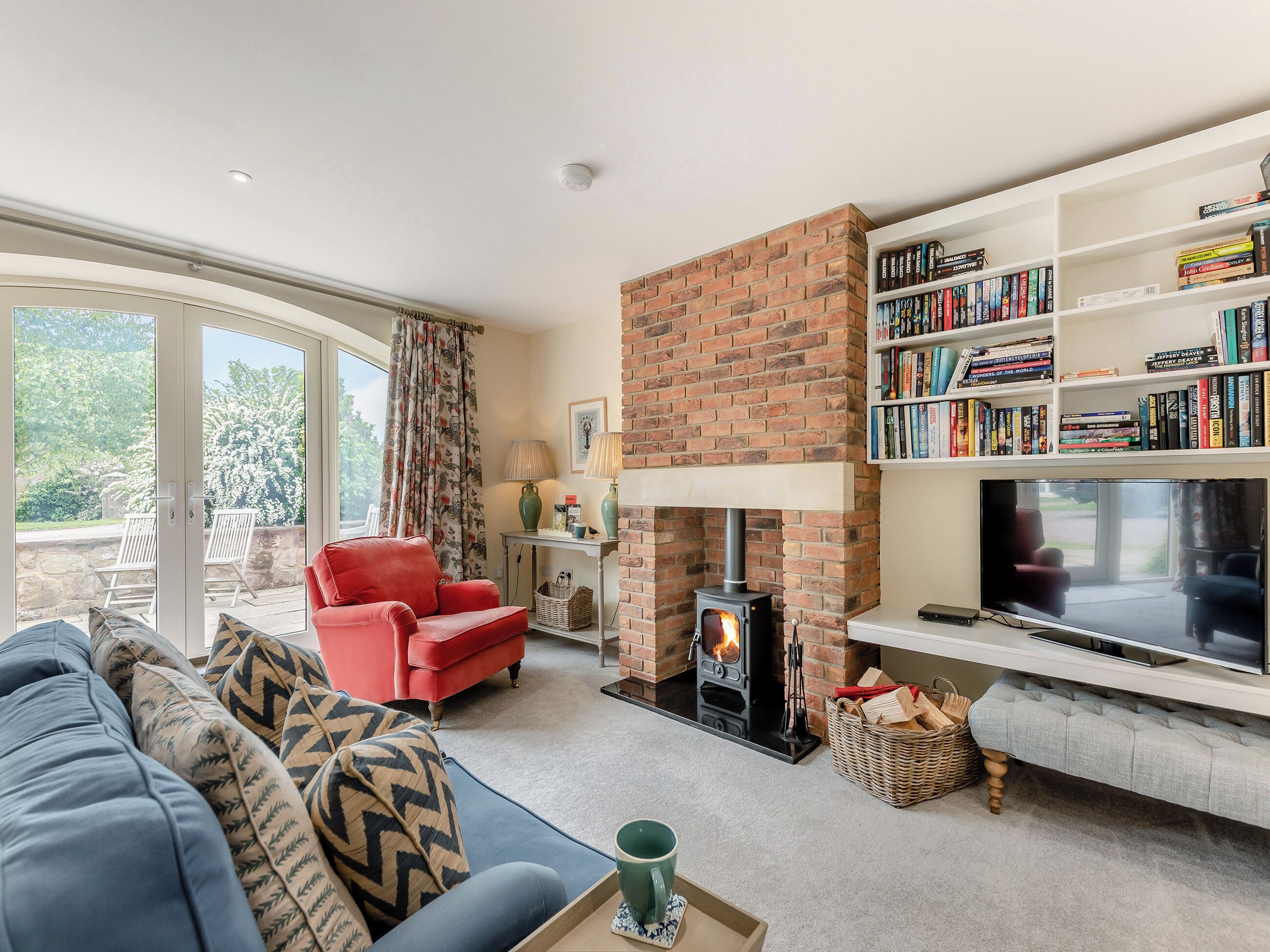 TV, fireplace