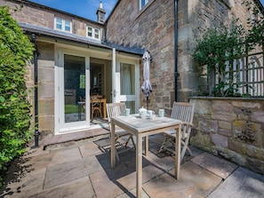 Outdoor dining - 1 bedroom accommodation in Doxford, near Embleton (Doxford, near Embleton)