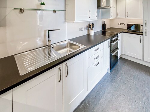 Broad Apartment 7 - UK48073