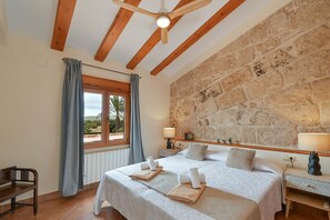 6 bedrooms, iron/ironing board, WiFi, bed sheets
