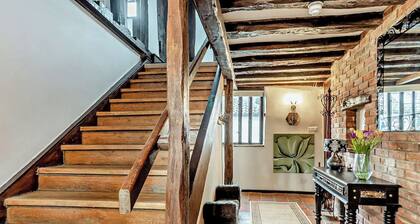 The Farmhouse - UK48228