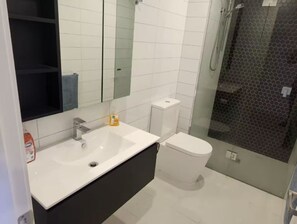 Douche, sèche-cheveux, serviettes fournies, savon