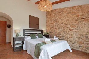 3 habitaciones, tabla de planchar con plancha, wifi y ropa de cama