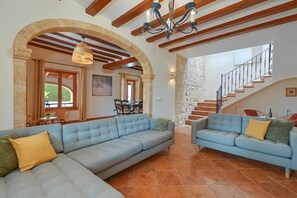 TV, fireplace, ping pong