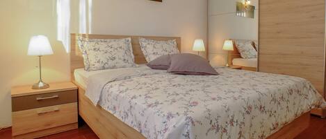 5 chambres, fer et planche à repasser, Wi-Fi gratuit, draps fournis