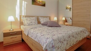 5 bedrooms, iron/ironing board, free WiFi, bed sheets