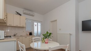 Réfrigérateur, four à micro-ondes, un four, lave-vaisselle