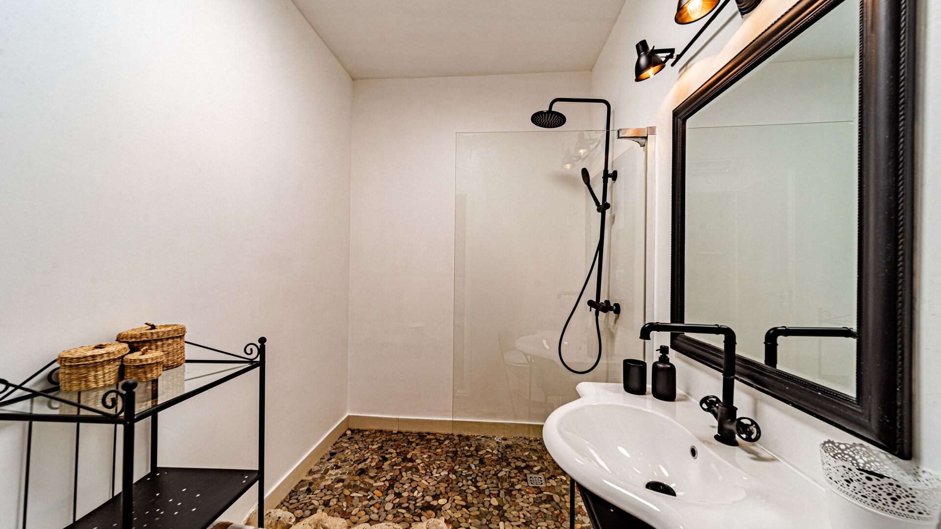 Chuveiro, secador de cabelo, toalhas de banho 