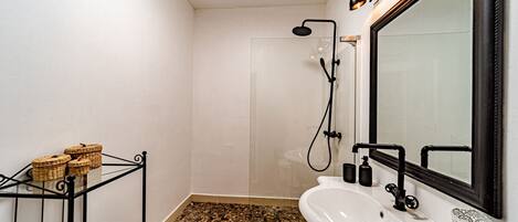 Chuveiro, secador de cabelo, toalhas de banho