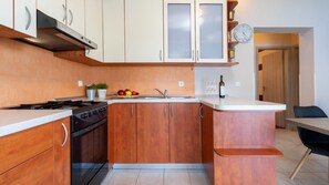Frigorífico, horno, placa de cocina y cafetera o tetera