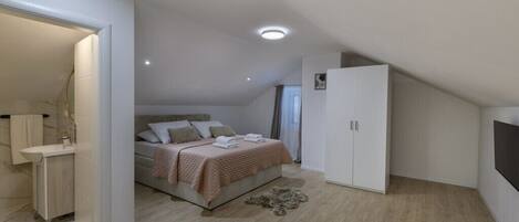 5 bedrooms, iron/ironing board, free WiFi, bed sheets