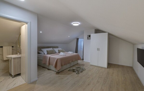 5 bedrooms, iron/ironing board, free WiFi, bed sheets