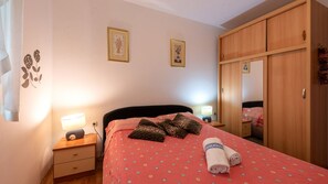 4 عدّة غرف نوم وواي فاي مجانًا وملاءات أسرّة