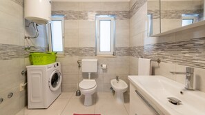 Suihku, hiustenkuivaaja, pyyhkeet