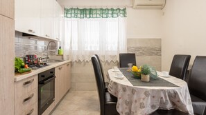 Réfrigérateur, four, lave-vaisselle, cafetière/bouilloire