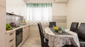 Fridge, oven, dishwasher, coffee/tea maker