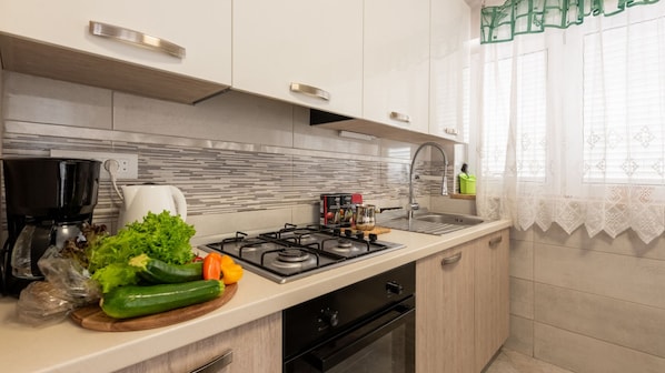 Fridge, oven, dishwasher, coffee/tea maker