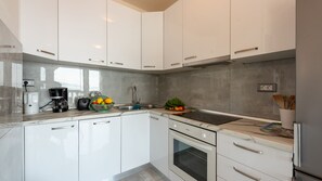 Réfrigérateur, four à micro-ondes, un four, lave-vaisselle